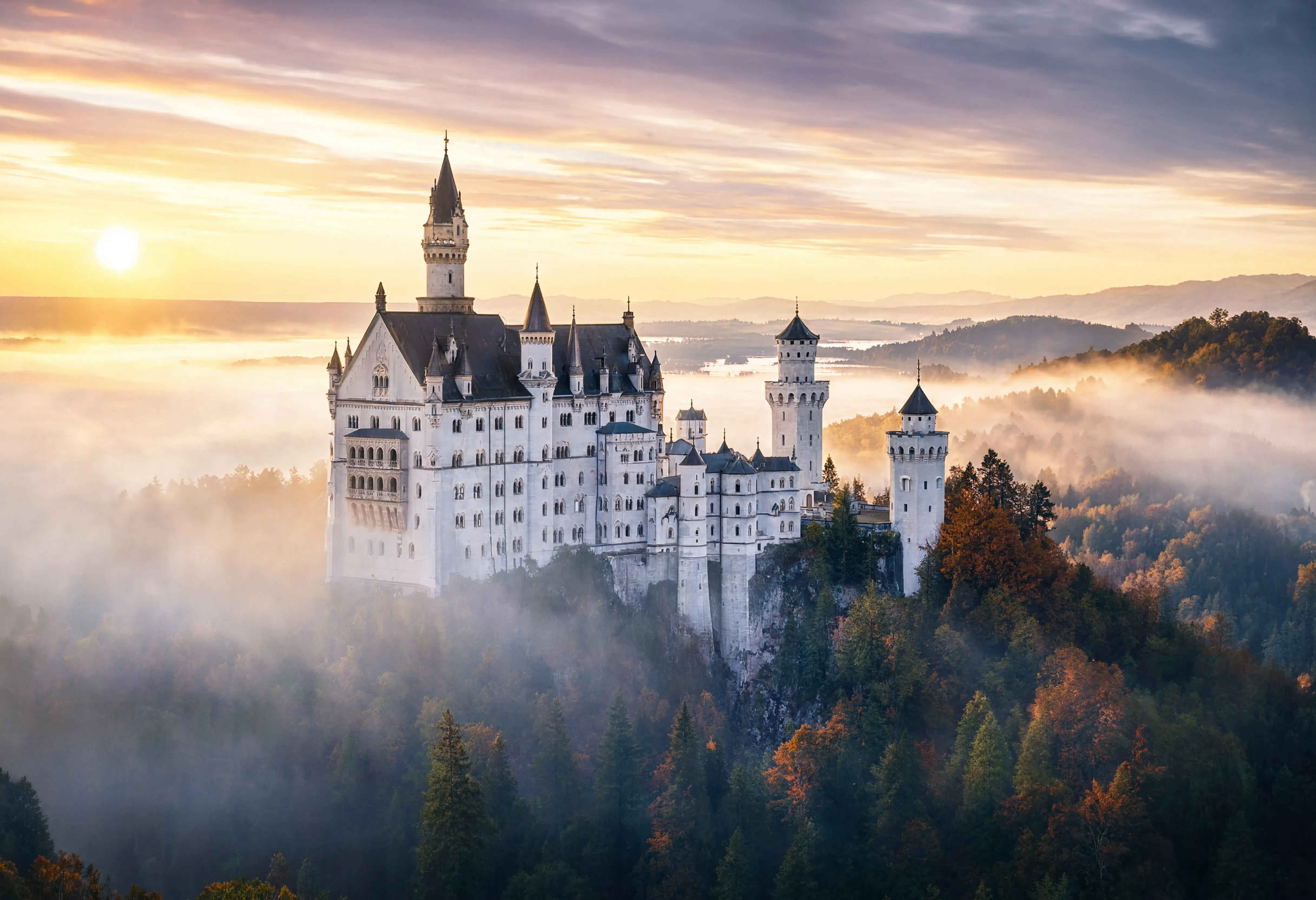 Schloss Neuschwanstein im Morgengrauen — das märchenhafte Schloss König Ludwigs II. vor Alpenkulisse